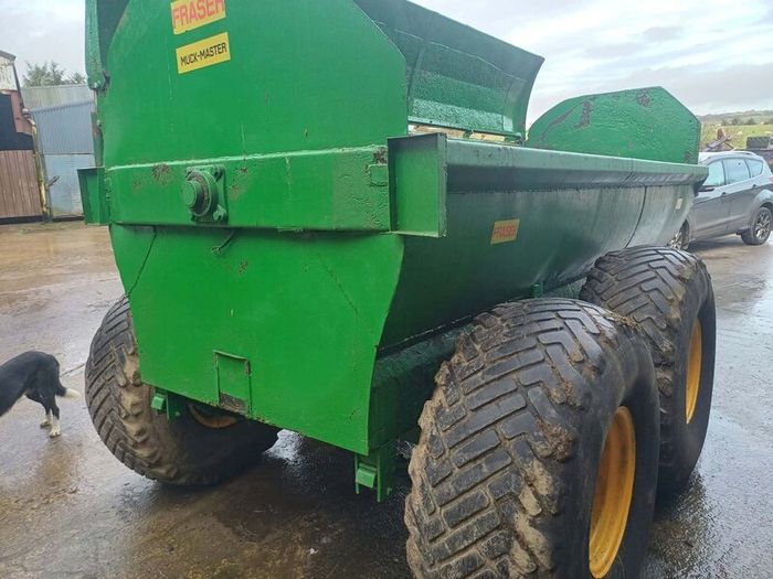 Major dung spreader
