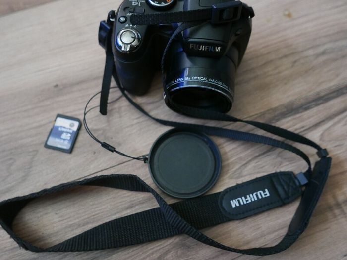 Fujifilm FinePix S2950 14MP Digital Bridge Camera