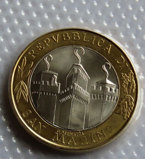 San Marino Bimetallic collector coin | 1000 Lire 2001 BUNC Flying Doves with Ribbon of Freedom