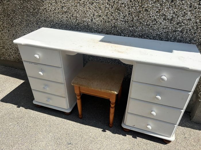 Free Dressing table and stool