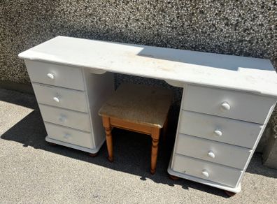 Free Dressing table and stool
