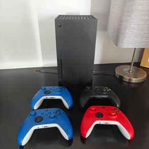 Xbox Series X 1TB + 4 Controllers