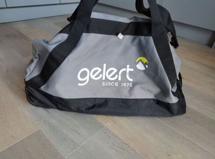 Gelert Luggage Bag with 2 Wheels