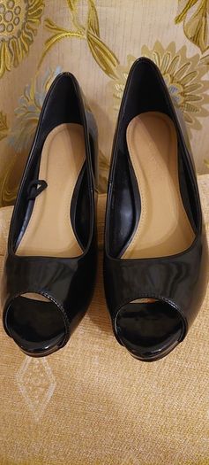 Black patent peep toe shoes