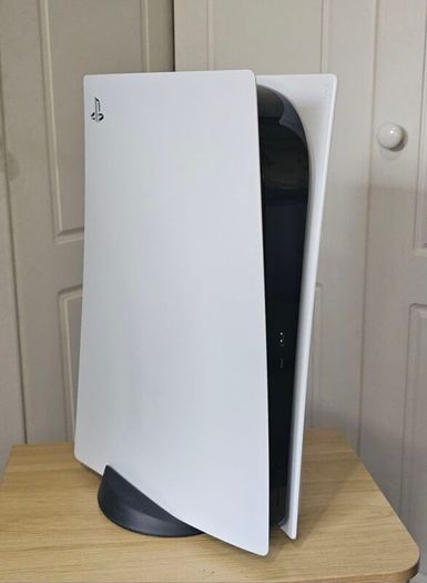 Playstation 5 (PS5) +2 controllers