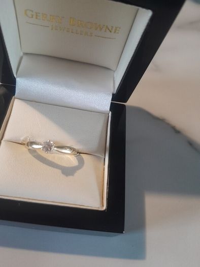 14 kt gold diamond ring