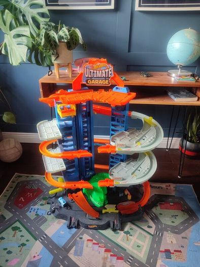 Hot Wheels Ultimate Dino Garage
