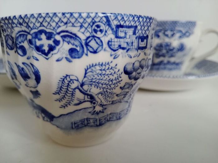 vintage willow cups, saucers and bowl, blue willow cups