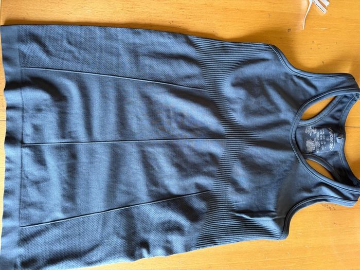 1 active wear Vest. Grey. Size Small UK 8/10. Long length