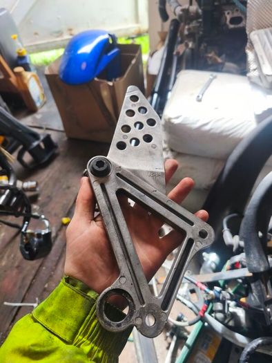 Suzuki rgv 250 footrest
