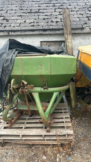 Manure spreaders