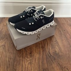 On cloud navy  runners uk8 unisex