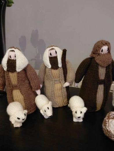 Nativity Knitted Crib 14 Pieces