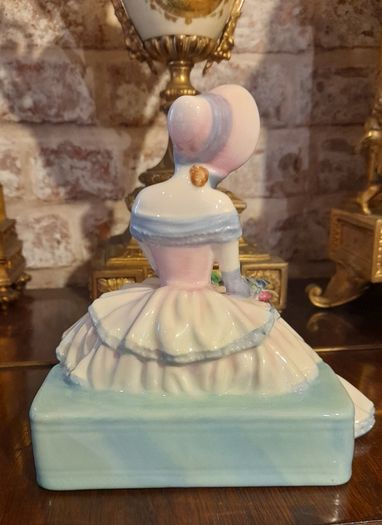Royal Doulton figurine "Day dreams"