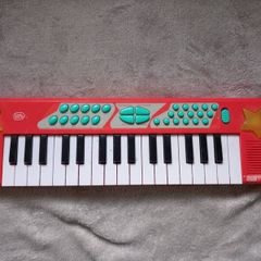 Piano/keyboard.