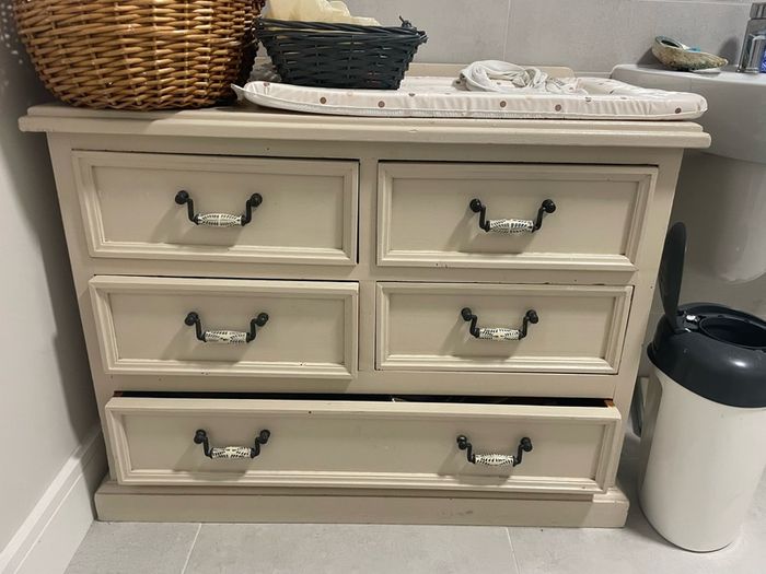chest of drawers