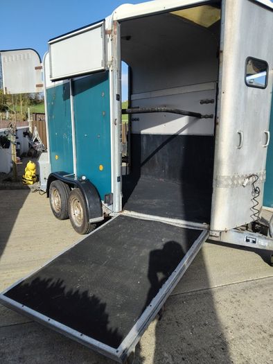 Horse box