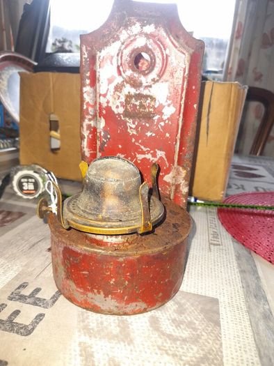Antique Railway or Guard's Oil Lamp, Designed to be Wall Mounted. paraffin lamp Metal Features a backplate for mounting to a vertical surface and a cylindrical base for fuel