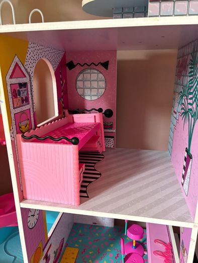 LOL dollhouse and over 15 dolls over various sizes