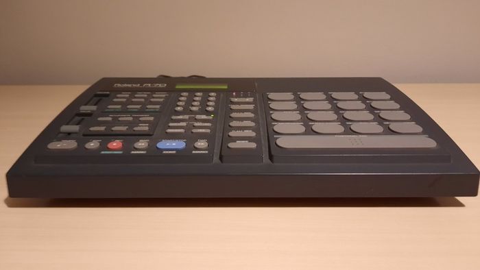 Roland R-70