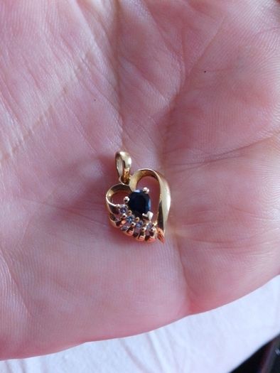 18 CT Gold pendant with Natural Sapphire and  diamonds