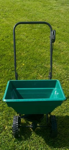 grass seed and fertilizer spreader
