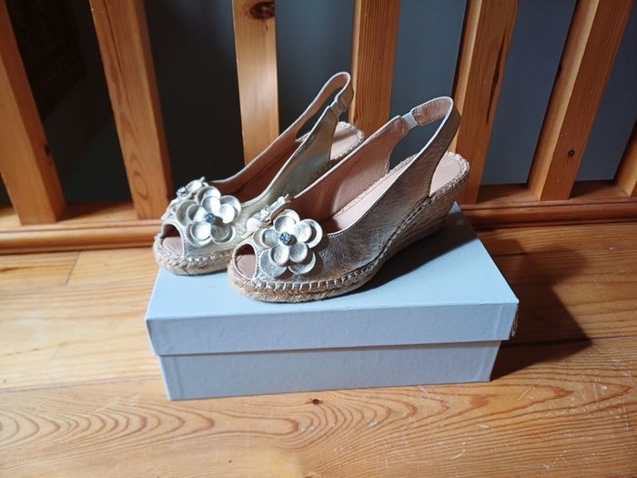 BNIB CARVELA size 5 Gold Wedge Sandals