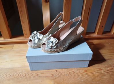 BNIB CARVELA size 5 Gold Wedge Sandals