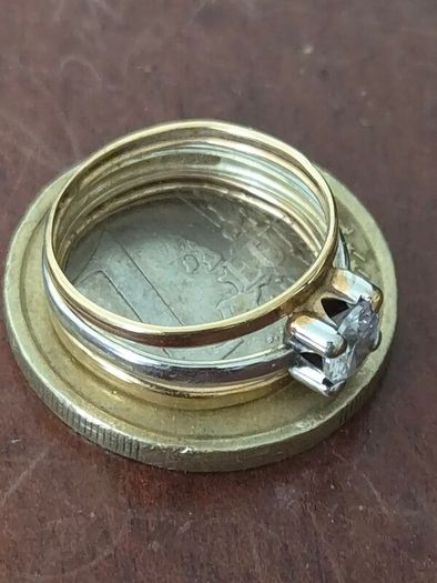 Vintage 375 Gold Ring with Clear Stone