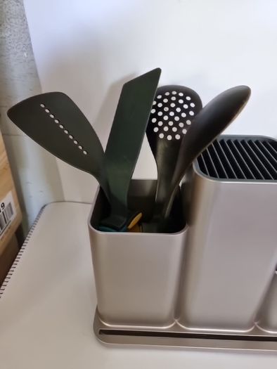 Utensils holder
