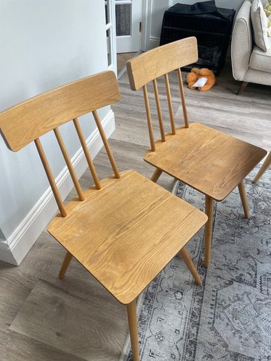 Extendable dining table and chairs