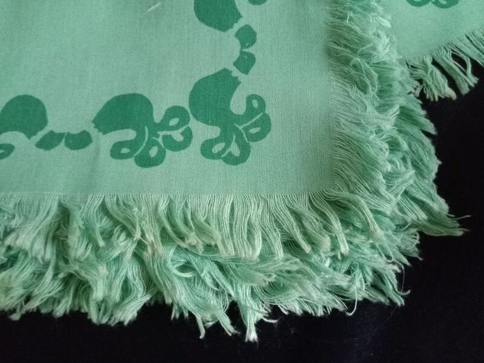 Vintage runner and matching napkins