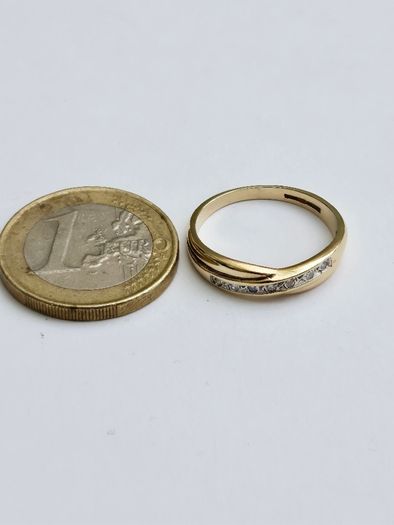 9ct Yellow Gold Diamond Crossover Eternity Ring