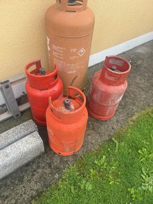 empty gas cylinders (x3)