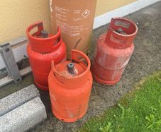 empty gas cylinders (x3)