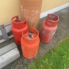 empty gas cylinders (x3)
