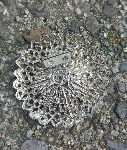 Vintage jewelry is sold individually for 5 to 10 euros