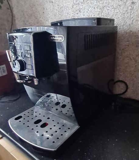 DeLonghi Magnifica Bean to Cup Coffee Machine ECAM 13.123.B