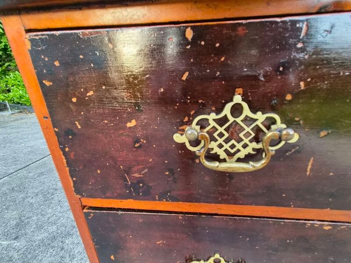 Chest of drawers