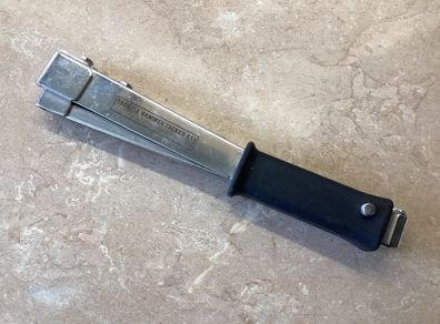 Staple Tacker