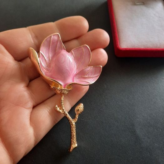 Elegant Pink Magnolia Flower Brooch - Gold Tone Enamel Floral Pin Badge - Botanical Theme Jewelry