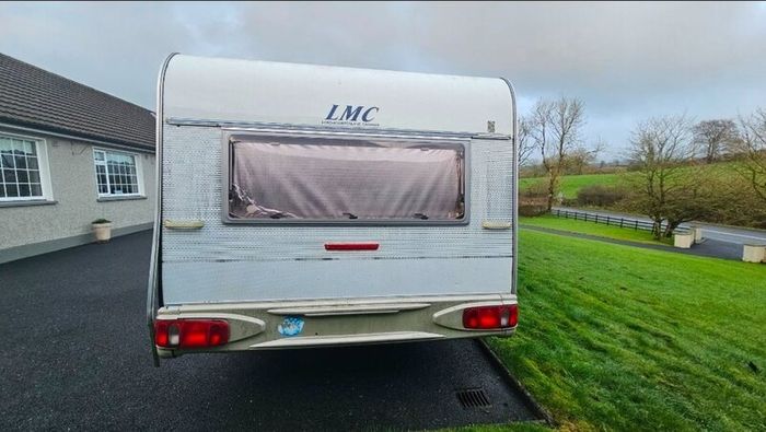 LMC Twin Axle 5/6 Berth Caravan Fixed Bed Bathroom