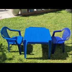 kids table and chairs