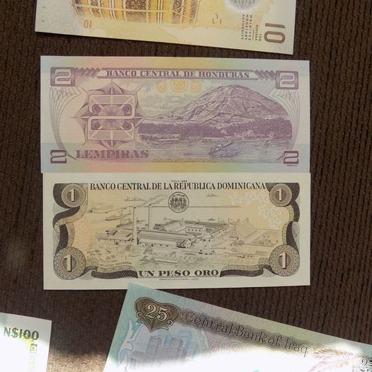 Lot of 10 Uncirculated World Banknotes.No 11.