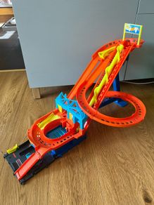 Hot Wheels City Roller Coaster Rally Playset with 5 Die-Cast Cars