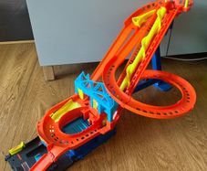 Hot Wheels City Roller Coaster Rally Playset with 5 Die-Cast Cars
