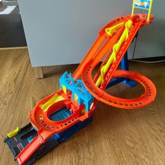 Hot Wheels City Roller Coaster Rally Playset with 5 Die-Cast Cars
