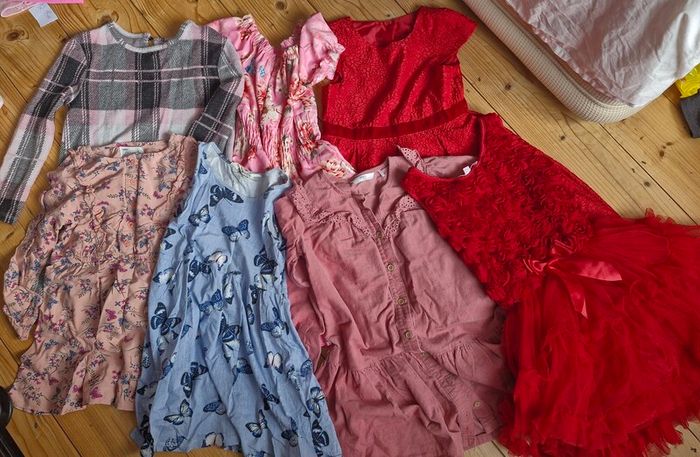 Bundle of 7 dresses, age 5-6.