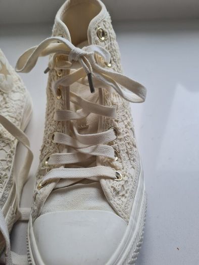 Cream lace Converse Hi - Tops