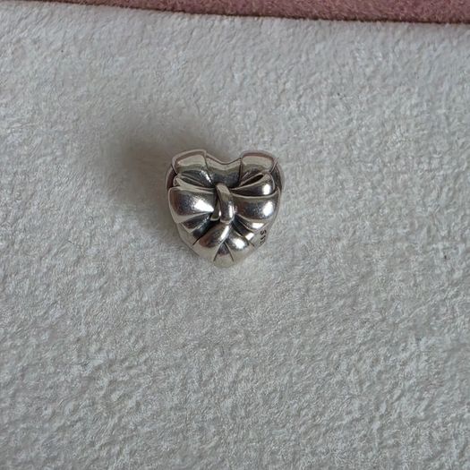 Pandora heart bow, charm perfect condition fully hallmarked